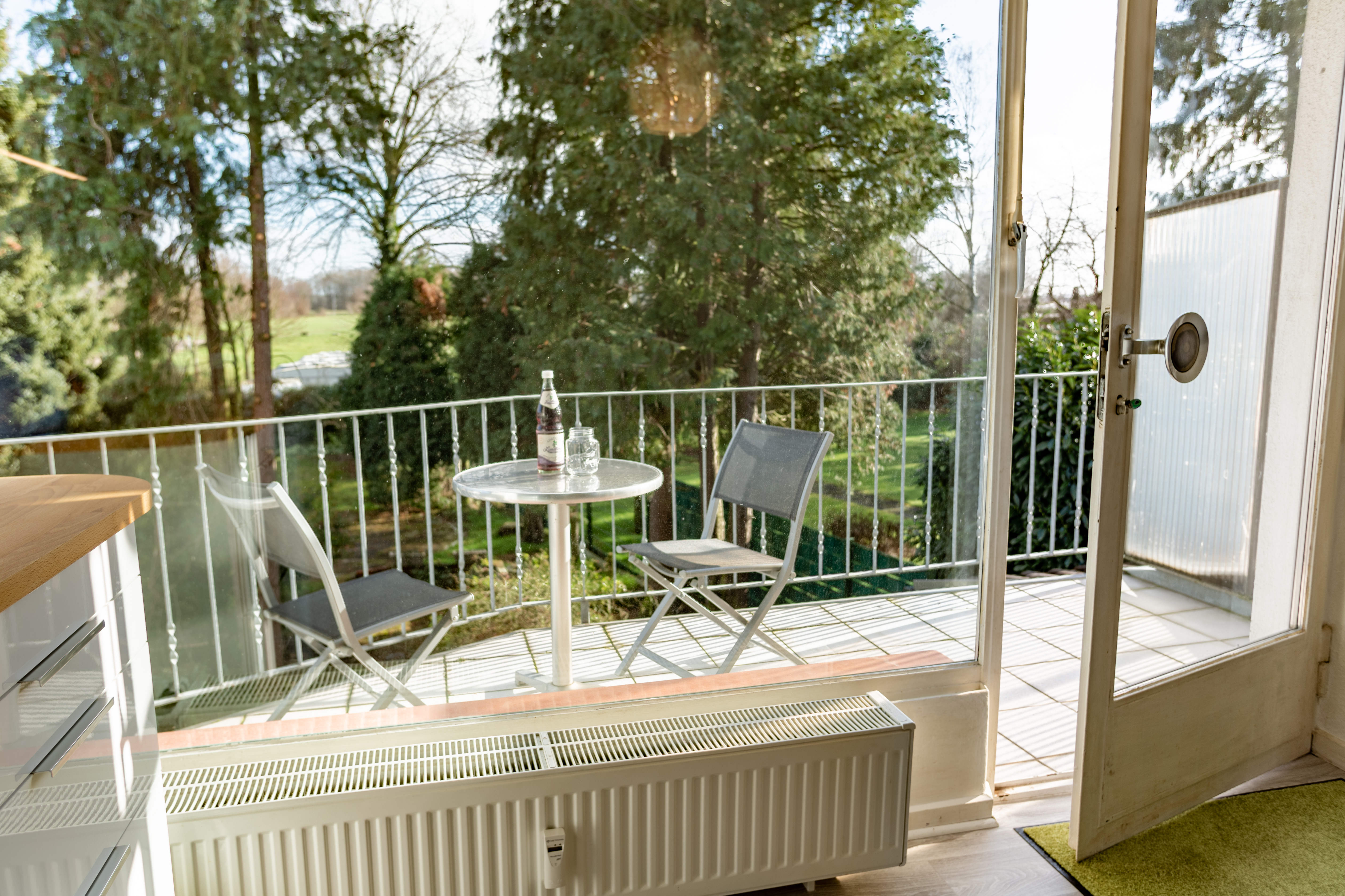 Blick über den Balkon in den Garten