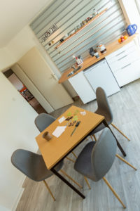 Küchentisch und Küchenzeile