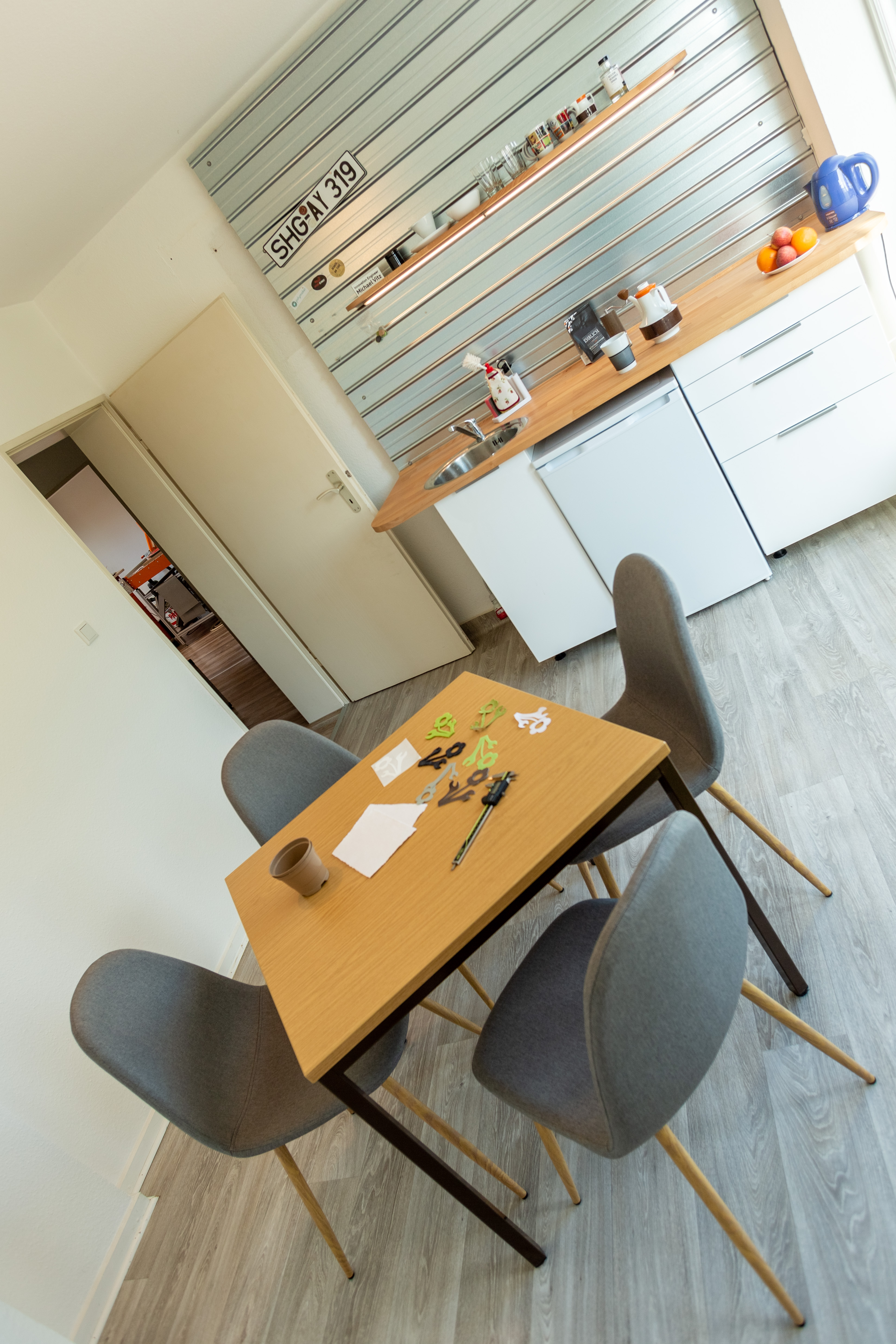 Küchentisch und Küchenzeile