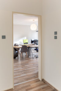Einblick ins Büro vom Flur aus